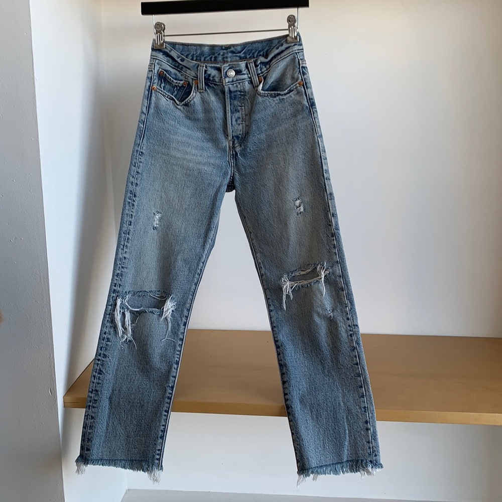 Levi High Waisted Ripped Jeans. Size 25